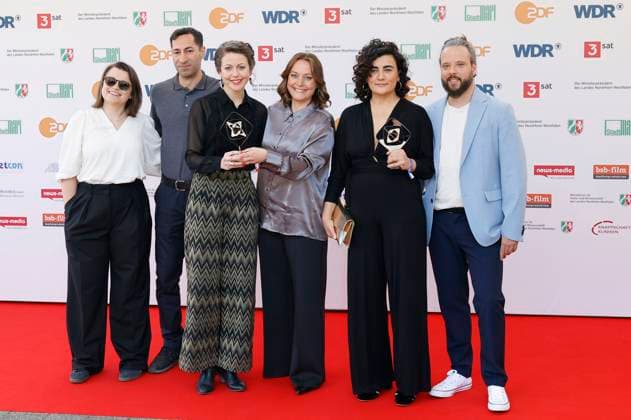 Sara Günter, Arash Asadi, Meret Madörin, Antonia Kilian, Bahar Bektas und Tobias Carlsberg bei der 61. Verleihung des Grimme Preises 2025 im Theater Marl. Marl, 04.04.2025