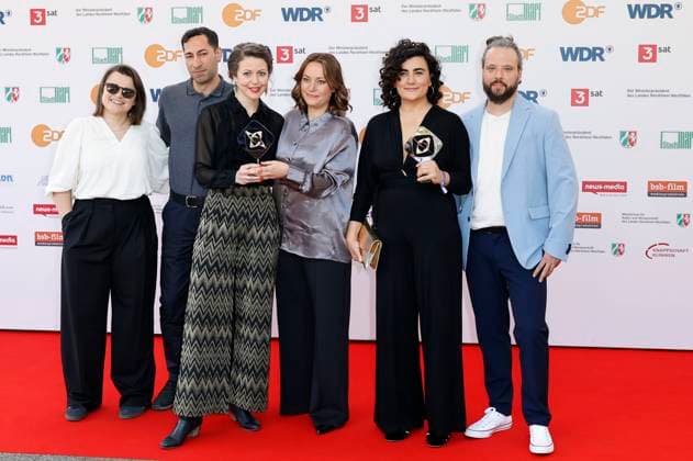 Sara Günter, Arash Asadi, Meret Madörin, Antonia Kilian, Bahar Bektas und Tobias Carlsberg bei der 61. Verleihung des Grimme Preises 2025 im Theater Marl. Marl, 04.04.2025