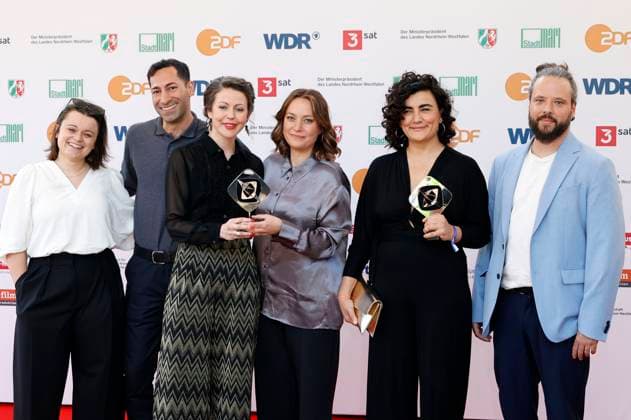 Sara Günter, Arash Asadi, Meret Madörin, Antonia Kilian, Bahar Bektas und Tobias Carlsberg bei der 61. Verleihung des Grimme Preises 2025 im Theater Marl. Marl, 04.04.2025