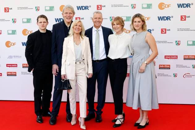 Max von der Groeben, Alexander von der Groeben, Ulrike von der Groeben, Peter Kloeppel, Carol Kloeppel und Geena Kloeppel bei der 61. Verleihung des Grimme Preises 2025 im Theater Marl. Marl, 04.04.2025