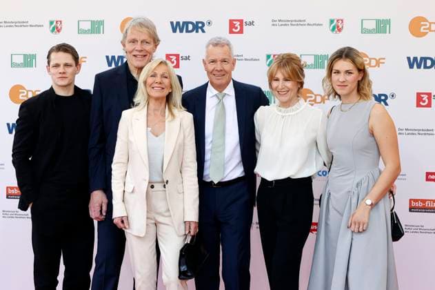 Max von der Groeben, Alexander von der Groeben, Ulrike von der Groeben, Peter Kloeppel, Carol Kloeppel und Geena Kloeppel bei der 61. Verleihung des Grimme Preises 2025 im Theater Marl. Marl, 04.04.2025