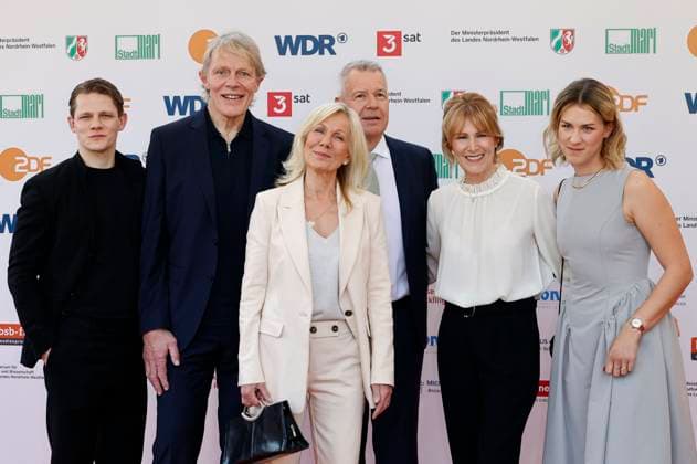 Max von der Groeben, Alexander von der Groeben, Ulrike von der Groeben, Peter Kloeppel, Carol Kloeppel und Geena Kloeppel bei der 61. Verleihung des Grimme Preises 2025 im Theater Marl. Marl, 04.04.2025