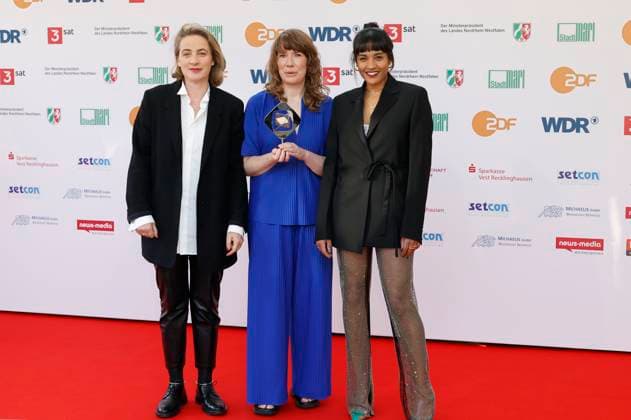 Jenny Lou Ziegel, Hilke Rönnfeldt und Salka Weber bei der 61. Verleihung des Grimme Preises 2025 im Theater Marl. Marl, 04.04.2025