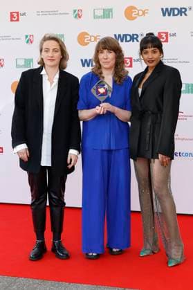 Jenny Lou Ziegel, Hilke Rönnfeldt und Salka Weber bei der 61. Verleihung des Grimme Preises 2025 im Theater Marl. Marl, 04.04.2025