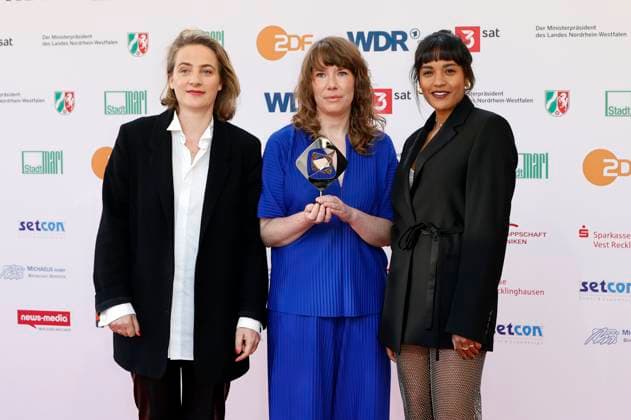 Jenny Lou Ziegel, Hilke Rönnfeldt und Salka Weber bei der 61. Verleihung des Grimme Preises 2025 im Theater Marl. Marl, 04.04.2025