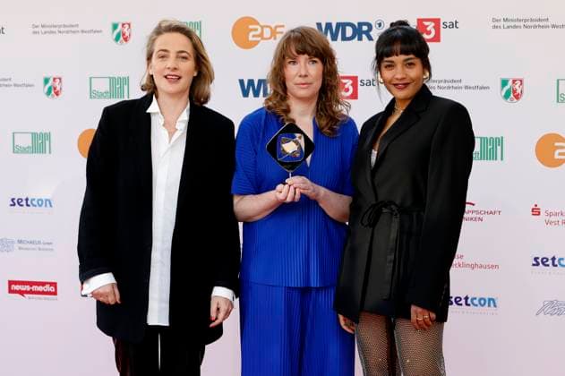 Jenny Lou Ziegel, Hilke Rönnfeldt und Salka Weber bei der 61. Verleihung des Grimme Preises 2025 im Theater Marl. Marl, 04.04.2025