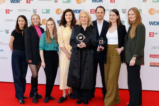 Sophie Averkamp, Maren Kroymann, Sebastian Colley und Maira Inselmann mit Team bei der 61. Verleihung des Grimme Preises 2025 im Theater Marl. Marl, 04.04.2025