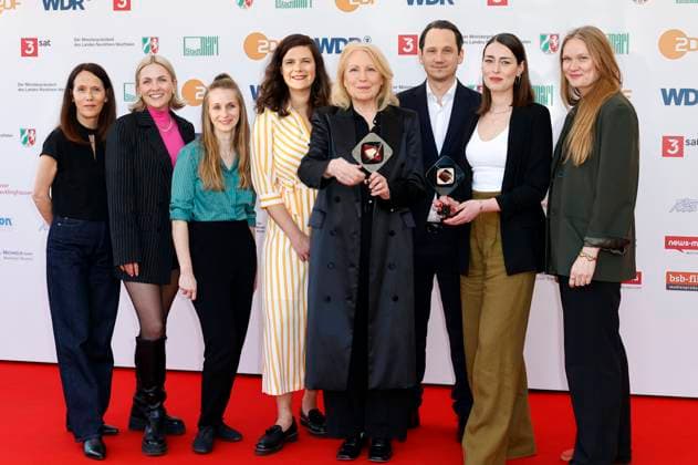Sophie Averkamp, Maren Kroymann, Sebastian Colley und Maira Inselmann mit Team bei der 61. Verleihung des Grimme Preises 2025 im Theater Marl. Marl, 04.04.2025