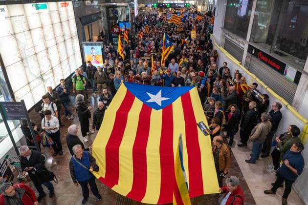 News Themen der Woche KW14 News Bilder des Tages April 5, 2025, Barcelona, Barcelona, Spain: Hundreds of pro-independence supporters protest at Barcelona-Sants station against RENFE and ADIF, the companies responsible for managing the Rodalies train service in Catalonia. For years, breakdowns and problems in the Catalan train system have been frequent, highlighting the poor state of Catalan rail infrastructure. Barcelona Spain - ZUMAa239 20250405_zip_a239_018 Copyright: xMarcxAsensioxClupesx