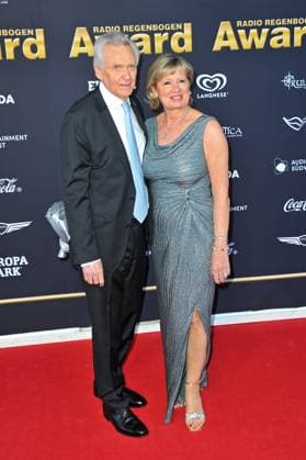 RADIO REGENBOGEN AWARD 2025. Jürgen und Mauritia Mack anläßlich der Verleihung des Medienpreises aus Baden-Württemberg Radio Regenbogen Award am 04.04.2025 im Europapark Rust. 20250404MWI034168