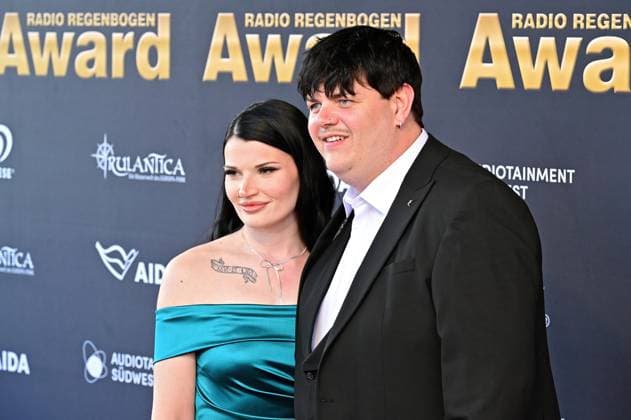 RADIO REGENBOGEN AWARD 2025. Isaak und Loreen Guderian anläßlich der Verleihung des Medienpreises aus Baden-Württemberg Radio Regenbogen Award am 04.04.2025 im Europapark Rust. 20250404MWI034837