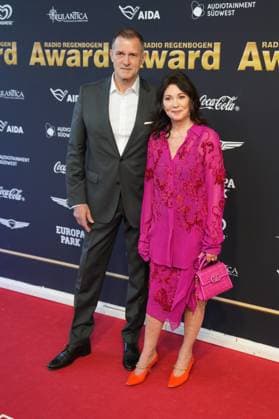 Radio Regenbogen Award 2025 Iris Berben mit Partner Heiko Kiesow bei der Verleihung vom Radio Regenbogen Award 2025 im Europapark am 04.04.2025 in Rust. Rust Europa-Park Dome Baden-Württemberg