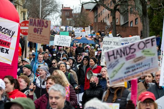 News Themen der Woche KW14 News Bilder des Tages Thousands of demonstrators march to protest President Donald Trump and Elon Musk in Providence, Rhode Island on Saturday April 5, 2025. Protesters across the United States marched as part of the Hands Off! mass mobilization which seeks to call attention to financial and personnel cuts to many government agencies by President Donald Trump and Elon Musk s Department of Government Efficiency or DOGE.  PVD20250405106 MATTHEWxHEALEY