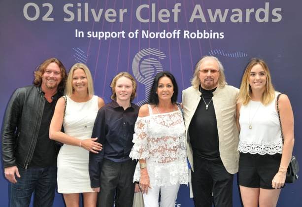 Nordoff Robbins O2 Silver Clef Awards 2017 Barry Gibb and his family at the Nordoff Robbins O2 Silver Clef Awards 2017, Grosvenor House Hotel, Park Lane, London, England, UK, on Friday 30 June 2017. CAP CAN CAN London UK Great Britain Copyright: xCanxNguyen CapitalxPicturesx