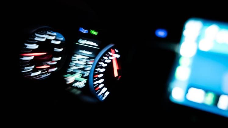 Der Tacho und die Instrumente eines Autos sind während einer Autofahrt bei Nacht beleuchtet. (Aufnahme mit längerer Belichtungszeit). Rottweil Baden-Württemberg Deutschland *** The speedometer and the instruments of a car are illuminated during a drive at night Shot with longer exposure time Rottweil Baden Württemberg Germany
