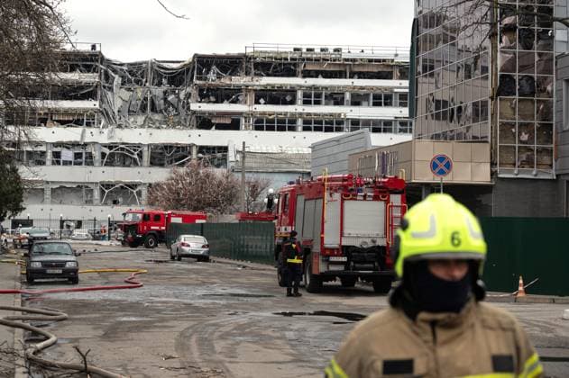 News Themen der Woche KW14 News Bilder des Tages Firefighters and fire engines are in the street outside a building in the Obolonskyi district damaged by a Russian ballistic missile attack, Kyiv, Ukraine, on April 6, 2025. (Photo by Danylo Antoniuk Ukrinform) Aftermath of Russian ballistic missile strike in Kyiv  Copyright: xDANYLOxANTONIUKx