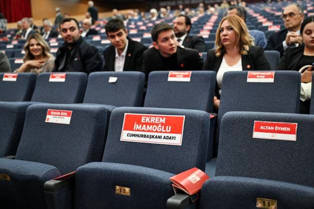 Bilder des Jahres 2025, News 04 April News Bilder des Tages Main Opposition Calls For Elections During Extraordinary Congress - Turkey An empty seat, reserved for arrested Istanbul Mayor Ekrem Imamoglu during the 21st Extraordinary Congress of CHP, convened under the theme The Will is the Nation , held in Ankara, Turkey on April 6, 2025. Ozgur Ozel, leader of the Republican People s Party (CHP) called an extraordinary congress, the move comes amid concerns that the party leadership could be removed through legal action after the arrest of the Mayor of Istanbul, Ekrem Imamoglu. The Mayor of Istanbul Ekrem Imamoglu, a member of opposition Republican People s Party (CHP) and the main challenger in the next presidential election, was jailed on corruption charges, sparking the country s largest wave of  Copyright: xDIAxImages ABACAx