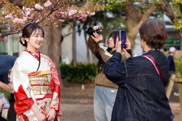 April 6, 2025, Tokyo, Japan: A woman wearing Japanese kimono poses for a pictures under the cherry blossoms in full bloom at Ueno Park in Tokyo. Cherry blossoms in full bloom at Tokyo s Ueno Park attract large crowds on a sunny Saturday. Around 800 trees, including the peak-blooming Somei Yoshino variety, create a stunning spring spectacle. Tokyo Japan - ZUMAm191 20250406_aap_m191_006 Copyright: xRodrigoxReyesxMarinx