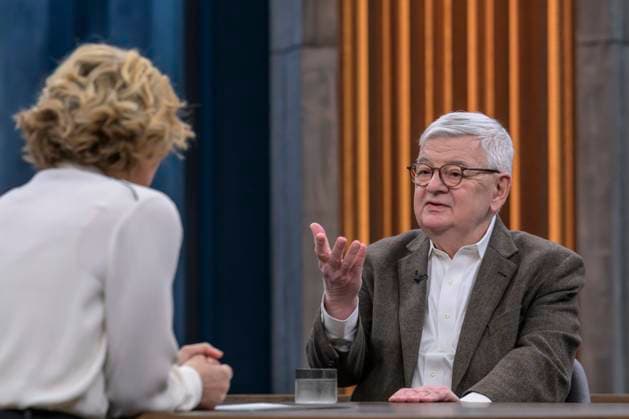 News Themen der Woche KW14 News Bilder des Tages GER, Berlin, Studio, zu Gast bei - Caren Miosga, Polittalk, TV, Format, mit Moderatorin, Das Erste, aus Adlershof - am Studio 20, Thema: Muessen wir uns fuer Krieg ruesten, um Frieden zu sichern, Herr Fischer?, im Bild v.l.: Caren Miosga, Joschka Fischer, Bundesaussenminister a. D., 06.04.2025, *** GER, Berlin, Studio, guest of Caren Miosga, Polittalk, TV, format, with presenter, Das Erste, from Adlershof at Studio 20, topic Must we prepare for war to secure peace, Mr. Fischer , in the picture from l Caren Miosga, Joschka Fischer, Federal Foreign Minister a D , 06 04 2025, Copyright: HMBxMedia UwexKoch