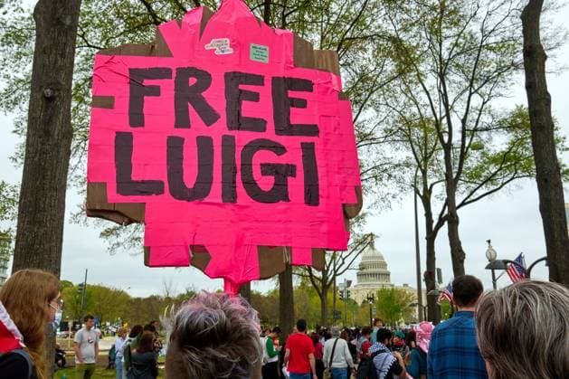 Washington DC Anti-Trump Hands-Off Protest A sign calling for the release of Luigi Mangione in Washington D.C. during the Let Gaza Live protest in support of Palestine, Saturday, April 5, 2025. Washington District of Columbia United States Copyright: xDominicxGwinnx