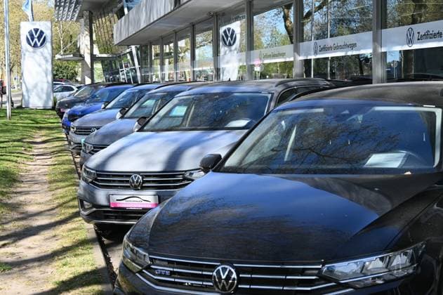 gebrauchte Fahrzeuge des deutschen Autohersteller VW Volkswagen stehen in einer Reihe zum Verkauf *** Used vehicles from the German car manufacturer VW Volkswagen are for sale in a row