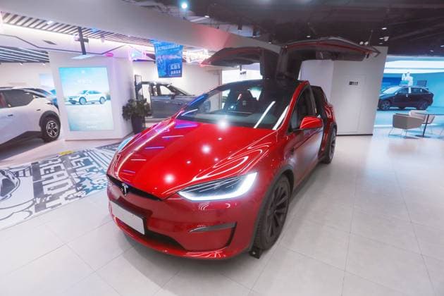 Tesla 2025 Q1 Decline A Tesla electric car store MODEL X is seen in China s first new energy vehicle block in Shanghai on China, April 4, 2025. Shanghai Shanghai China  Copyright: xCFOTOx i1743998184568