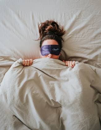 Creative Highlights Symbolfotos Top view of woman in bed hiding under covers with blanket over face. Kingston, Ontario, Canada CR_DOHO250404-1694392-01 ,model released, Symbolfoto