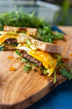 IMAGO Creative, Food, High Protein Frühstück Delicious Breakfast Sandwich with Egg, Sausage, and Arugula Salt Lake City, Utah, United States CR_XSQD250405-1589330-01