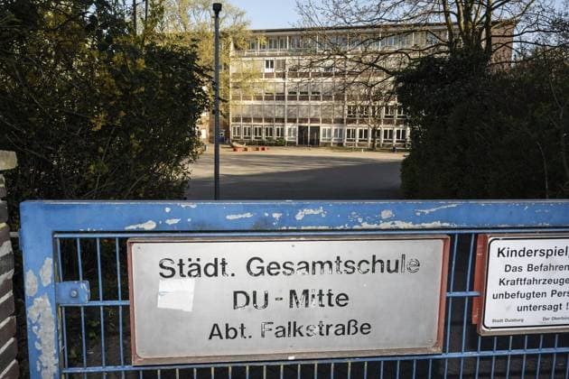News Themen der Woche KW15 News Bilder des Tages Die Gesamtschule Mitte in Duisburg, Falkstr ** NUR FÜR REDAKTIONELLE ZWECKE ** EDITORIAL USE ONLY **<p>Die Schule an der Falkstr, eine Dependance der Gesamtschule Mitte in Duisburg am Montag, 7. April 2025. Dort findet aufgrund einer Bedrohungslage kein Unterricht statt. Duisburg NRW Duisburg Copyright: StefanxArendx xFUNKExFotoxServices *** Die Gesamtschule Mitte in Duisburg, Falkstr FOR EDITORIAL PURPOSES ONLY EDITORIAL USE ONLY p The school on Falkstr, a branch of the Gesamtschule Mitte in Duisburg on Monday, April 7, 2025 There will be no classes there due to a threat situation Duisburg NRW Duisburg Copyright StefanxArendx xFUNKExFotoxServices Copyright: StefanxArendx xFUNKExFotoxServices doc803oieziy341gypbtab9 ,EDITORIAL USE ONLY