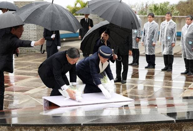 Entertainment Themen der Woche KW15 Japan emperor, empress visit Iwoto Island Japanese Emperor Naruhito and Empress Masako lay flowers at the Peace Cemetery Park on Iwoto Island in the Pacific Ocean on April 7, 2025, to commemorate the victims of the Japan-U.S. battle on the remote Tokyo island, previously known as Iwojima, during the final year of World War II. (Pool photo)  A14AA0004412758P