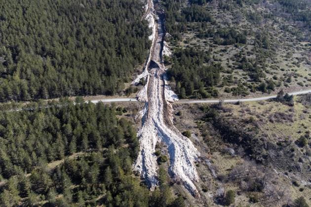 News Themen der Woche KW15 News Bilder des Tages Gran Sasso D Italia Avalanche Reaches A Street An aerial view shows an avalanche on Gran Sasso d Italia National Park, near Fonte Cerreto (L Aquila) on April 7th, 2025. Heavy snowfall followed by sunny days with mild temperatures increases the risk of avalanches, prompting authorities to issue an avalanche warning to prevent tragedies in the mountains. Precisely due to the avalanche risk, the road had been closed to traffic as a precaution. L Aquila Italy  Copyright: xLorenzoxDixColax originalFilename: dicola-gransass250407_npWHv.jpg