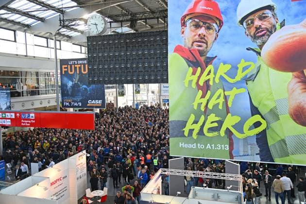 News Themen der Woche KW15 News Bilder des Tages Faszination bauma eroeffnet ihre Pforten vom 7.-13.April 2025 auf dem Messegelaende in Muenchen. Menschenmassen,grosser Andrang vor der Eroeffnung. Die bauma ist die groesste und wohl eindrucksvollste Fachmesse der Welt mit ueber 400 000 Besuchern. Die unangefochtene internationale Leitmesse begeistert darueber hinaus auch durch ihre Vollstaendigkeit: Alle Branchen. Alle Marktfuehrer. Viele Innovationen. Baufahrzeuge und Baugeraete Baukraene,Kraene auf der Freiflaeche der Messe Muenchen Riem. *** The fascination of bauma opens its doors from April 7-13, 2025 at the exhibition grounds in Munich Crowds of people, large crowds before the opening bauma is the largest and probably most impressive trade fair in the world with over 400,000 vis