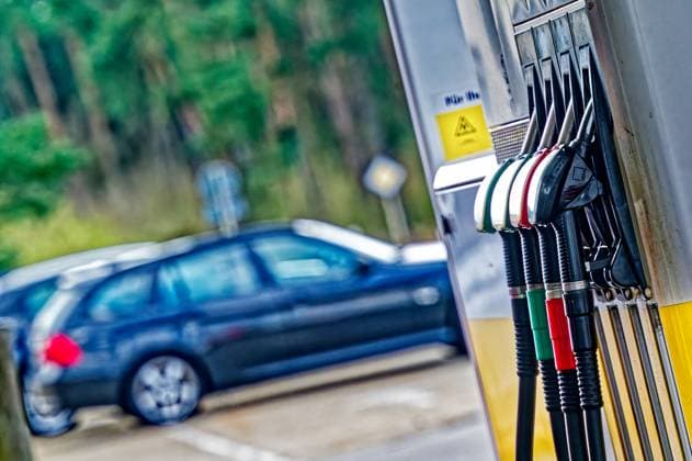 Fallen die Preise ? Zapfhähne für die verschiedenen Spritarten an der Tankstelle . Dassfeld Bayern Deutschland *** Drop the prices at the taps for the different fuel types at the petrol station Dassfeld Bayern Germany Copyright: xRolfxPossx