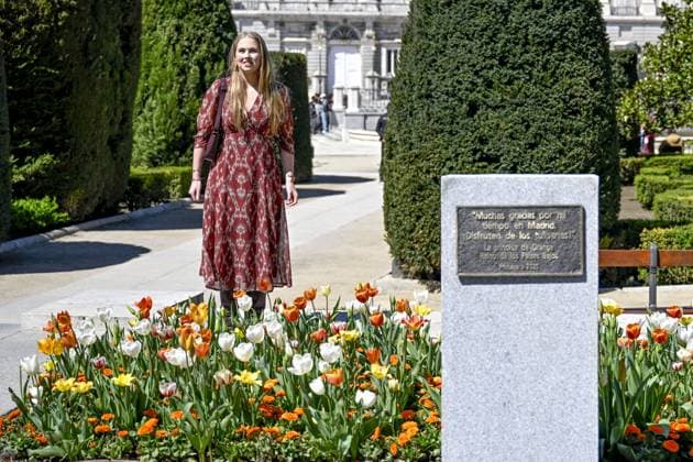 Entertainment Themen der Woche KW15 Entertainment Bilder des Tages Madrid, The Netherlands, 2025-04-07 13:05:14 AMSTERDAM, 07-04-2025, Plaza de Oriente Princess Amalia unveils a plaque at the Plaza de Oriente in Madrid at the small tulip garden that she is giving to the Spanish city and its inhabitants. With this she wants to thank everyone who made her stay in the city possible, during a period under special circumstances. PHOTO: NLBeeld Credit: NL Beeld Patrick van Emst  Copyright: xx x