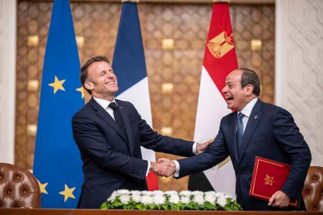 News Themen der Woche KW15 News Bilder des Tages Presidents Sisi And Macron Exchange Signed-Bilateral Agreements - Cairo Egypt s President Abdel Fattah al-Sisi and French President Emmanuel Macron react as they shake hands and exchange signed-bilateral agreements during their meeting at the Presidential Palace in Cairo on April 7, 2025.Photo by Eliot Blondet ABACAPRESS.COM Cairo Egypt  Copyright: xBlondetxEliot ABACAx
