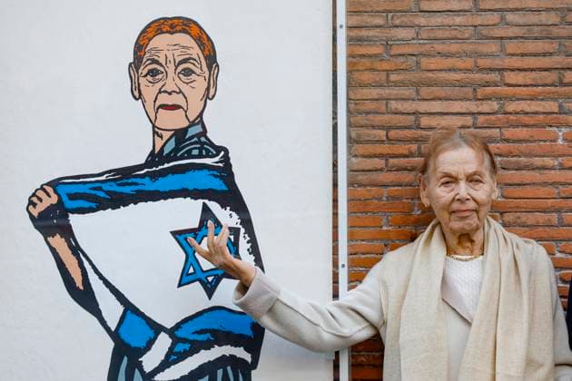 News Themen der Woche KW15 News Bilder des Tages April 7, 2025, Rome, ITALY: Hungarian-born Italian writer and Holocaust survivor Edith Bruck poses near a mural by Italian artist AleXsandro Palombo who depecing her during a ceremony in the Jewish quarter of Rome, Italy 7 April 2025. ANSA FABIO FRUSTACI Rome ITALY  - ZUMAa110 20250407_zaf_a110_005 Copyright: xFabioxFrustacix