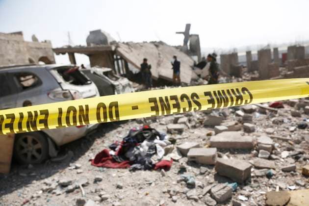 News Themen der Woche KW15 News Bilder des Tages (250407) -- SANAA, April 7, 2025 -- Forensic evidence members work at the site of a house destroyed by U.S. airstrikes in Sanaa, Yemen, on April 7, 2025. The death toll from U.S. airstrikes targeting a residential house in Yemen s capital Sanaa on Sunday evening has risen to four, with 23 others injured. (Photo by Xinhua) (SpotNews) YEMEN-SANAA-AIRSTRIKES-AFTERMATH MohammedxMohammed 