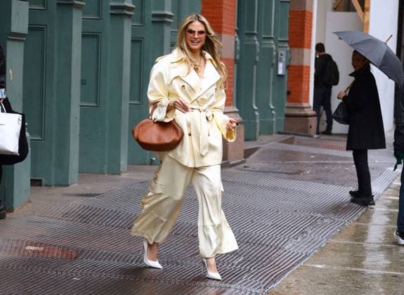 Entertainment Themen der Woche KW15 Entertainment Bilder des Tages Heidi Klum Out In New York Model Heidi Klum all smiles under the rain is leaving a building in Soho, in New York City, NY, USA, on April 7, 2025. Photo by Dylan Travis ABACAPRESS.COM New York City NY United States  Copyright: xDylanxTravis ABACAx