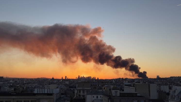 News Themen der Woche KW15 News Bilder des Tages NEWS : Incendie Paris 17eme - 07 04 2025 Un impressionnant incendie en cours dans un centre de tri du 17e arrondissement de Paris - An impressive fire in progress at a sorting centre in the 17th arrondissement of Paris PARISFrance  Copyright: xGERARDxCAZADEx