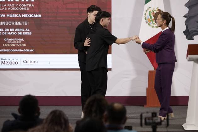 Singers Eibi Ramos and Jesse Martinez salute MexicoÃ¢â‚¬â ¢s President, Claudia Sheinbaum Pardo during The Mexico Canta music competition for singers and songwriters in Mexico and the United States briefing conference at National Palace. on April 7, 2025 in Mexico City, Mexico. Mexico City Mexico - ZUMAe321 20250407_zia_e321_023 Copyright: xLuisxBarronx