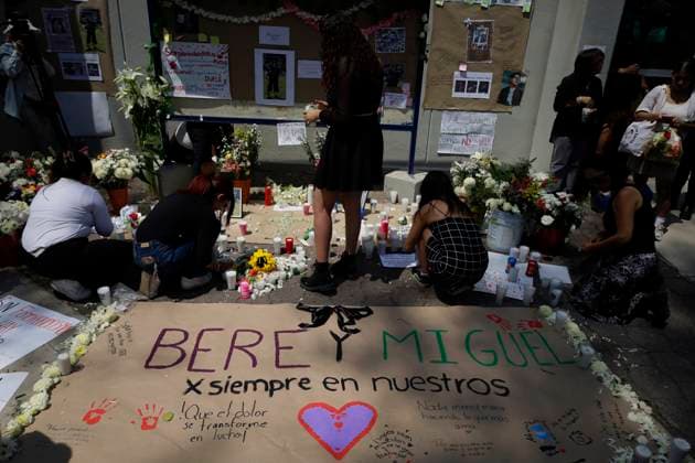 Hold A Tribute In Memory Of Citlali Berenice Giles And Miguel Angel Rojas Students from FES Aragon in the State of Mexico pay tribute with an offering to Berenice Giles and Miguel Angel Rojas, photographers who die after a crane collapses while they are covering the AxeCeremonia concert in Mexico City, Mexico, on April 6, 2025. On April 7, 2025. State of Mexico Mexico  Copyright: xGerardoxVieyrax originalFilename: vieyra-notitle250407_npBZu.jpg