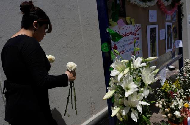 Hold A Tribute In Memory Of Citlali Berenice Giles And Miguel Angel Rojas Students from FES Aragon in the State of Mexico pay tribute with an offering to Berenice Giles and Miguel Angel Rojas, photographers who die after a crane collapses while they are covering the AxeCeremonia concert in Mexico City, Mexico, on April 6, 2025. On April 7, 2025. State of Mexico Mexico  Copyright: xGerardoxVieyrax originalFilename: vieyra-notitle250407_npguQ.jpg