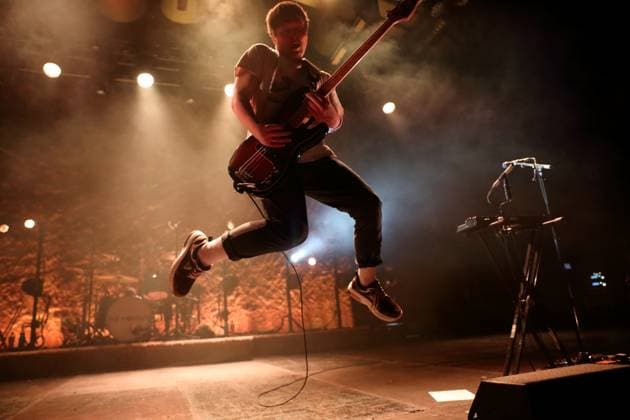 Entertainment Themen der Woche KW15 Entertainment Bilder des Tages Tord Overland Knudsen von der Band The Wombats bei einem Konzert in der Columbiahalle in Berlin, 7. April 2025. The Wombats Konzert Berlin *** Tord Overland Knudsen from the band The Wombats at a concert in the Columbiahalle in Berlin, April 7, 2025 The Wombats concert Berlin
