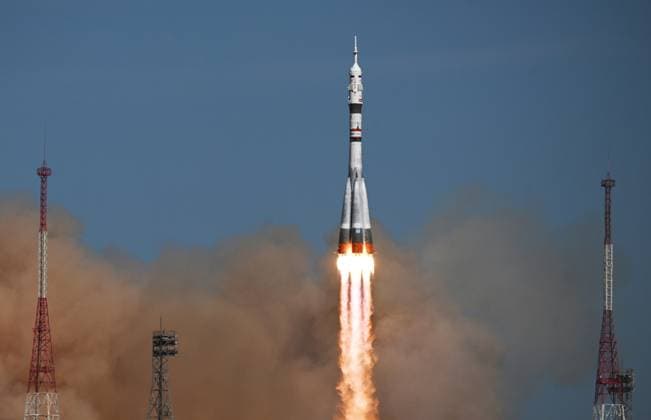 News Themen der Woche KW15 News Bilder des Tages Kazakhstan Russia Space 8896966 08.04.2025 The Soyuz-2.1a launch vehicle carrying the Soyuz MS-27 spacecraft for the new International Space Station (ISS) crew consisting of NASA astronaut Jonny Kim, Roscosmos cosmonauts Sergey Ryzhikov and Alexey Zubritsky, blasts off from the launch pad at the Baikonur Cosmodrome, in Kazakhstan. Alexey Filippov Sputnik Baikonur Kazakhstan  Copyright: xAlexeyxFilippovx