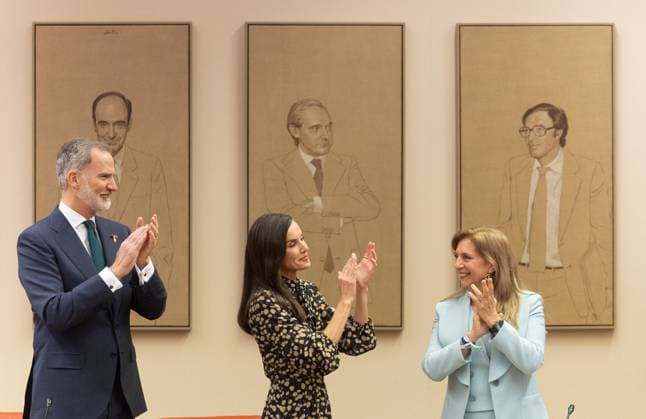Entertainment Themen der Woche KW15 King Felipe VI and Queen Letizia and the president of the State Council of the Roma People, Carmen Santiago, applaud during a commemorative ceremony for the International Day of the Roma People, in the Congress of Deputies, on April 8, 2025, in Madrid Spain The King and Queen presided over this institutional act to commemorate the 600th anniversary of the arrival of the Roma people in Spain During the meeting, the King, Queen Felipe VI and Queen Letizia and the president of the State Council of the Roma People, Carmen Santiago, applaud during a commemorative act for the International Day of the Roma People, in the Congress of Deputies, on April 8, 2025, in Madrid Spain, the King and Queen of Spain and the President of the Congress, receive  Copyright: xEduardoxParrax 6631982