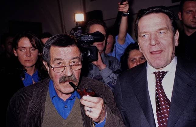 Archivbilder der Woche KW15 Schriftsteller und Literatur-Nobelpreisträger Günter Grass mit Pfeife und SPD Politiker Gerhard Schröder, Ministerpräsident von Niedersachsen, bei einer Veranstaltung, 1993. Copyright: HartwigxValdmanis Nur redaktionelle Nutzung. Editorial usage only. VAL_7205004728