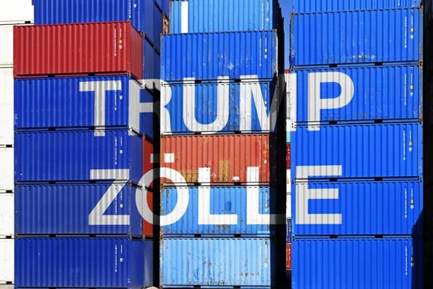 FOTOMONTAGE, Gestapelte Container mit Aufschrift Trump ZÃ¶lle, Symbolfoto Zollstreit und StrafzÃ¶lle *** PHOTO ASSEMBLY, Stacked containers labeled Trump tariffs, symbolic photo tariff dispute and punitive tariffs ** NUR FUER REDAKTIONELLE ZWECKE ** EDITORIAL USE ONLY **