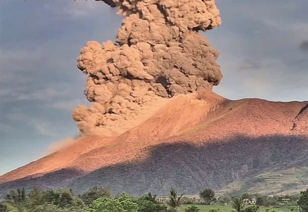 Bilder des Jahres 2025, News 04 April News Themen der Woche KW15 News Bilder des Tages (250408) -- ISLAND OF NEGROS, April 8, 2025 -- Mount Kanlaon spews volcanic material on the island of Negros, the Philippines, April 8, 2025. An explosive eruption rocked Mount Kanlaon in the central Philippines on Tuesday morning, the Philippine Institute of Volcanology and Seismology said. In an advisory, the institute said the eruption is producing a voluminous bent plume approximately 4,000 meters tall drifting southwest. ( Handout via Xinhua) PHILIPPINES-MOUNT KANLAON-ERUPTION PHIVOLCS 