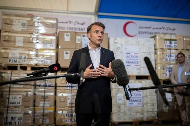 News Themen der Woche KW15 News Bilder des Tages Macron talks to the media during a visit at Egyptian Red Crescent - Egypt French President Emmanuel Macron talks to the media during a visit at Egyptian Red Crescent warehouses storing aid for Gaza, in the Egyptian border town of El-Arish, Egypt, on April 8, 2025. Photo by Eliot Blondet ABACAPRESS.COM Egypt  Copyright: xBlondetxEliot ABACAx