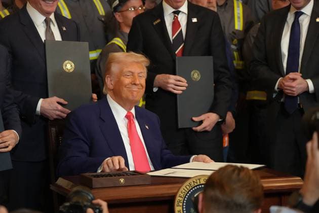 News Themen der Woche KW15 News Bilder des Tages April 8, 2025, Washington, District of Columbia, USA: President DONALD TRUMP signed a series of executive orders to allow for more coal plants today in the White House, surrounded by a number of coal miners. Washington USA - ZUMAl312 20250408_znp_l312_035 Copyright: xAndrewxLeydenx